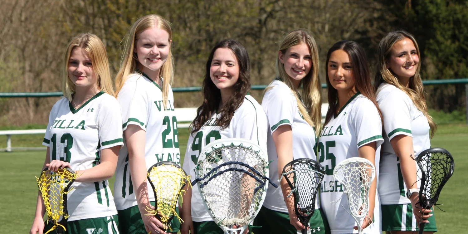 VWA lacrosse team seniors with lacrosse sticks